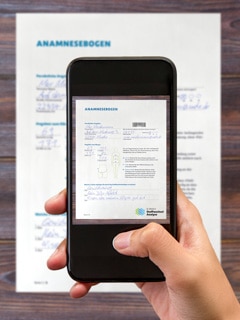 Beispielfoto wie man den Anamnesebogen mit dem Handy fotografiert für den anschließenden Upload