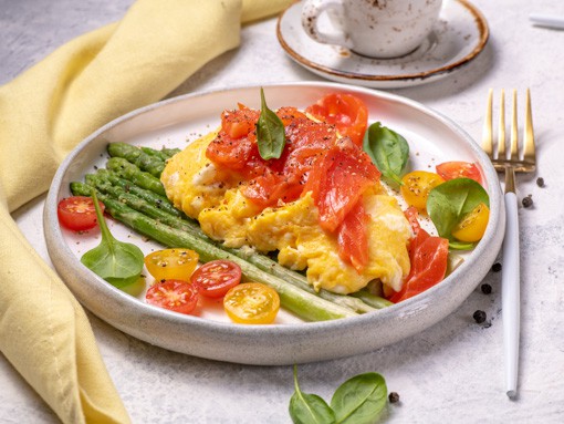 Kräuter-Omelette mit grünem Spargel und Stremellachs