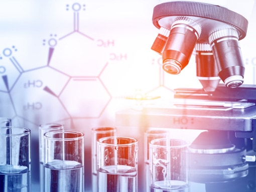 Stoffwechsel testen: Grafische Collage mit chemischen Elementen, Mikroskop und Reagenzgläsern